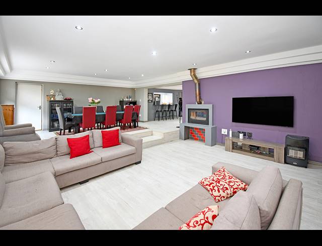 4 BEDROOM FREEHOLD FOR SALE IN HIGHWAY GARDENS